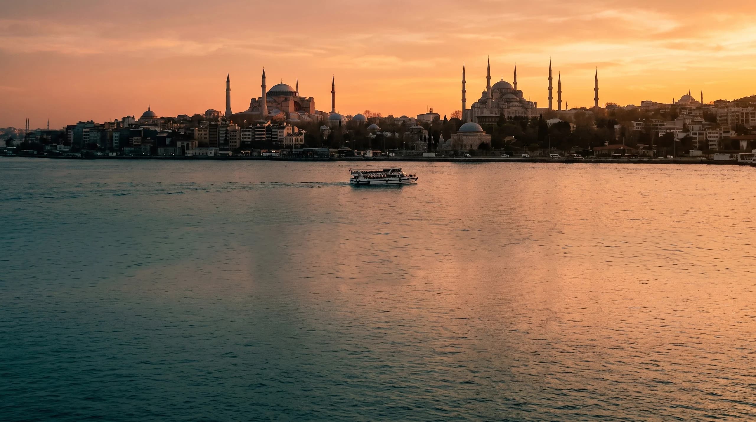 Gün batımında İstanbul Boğazı ve tarihi yarımada silueti
