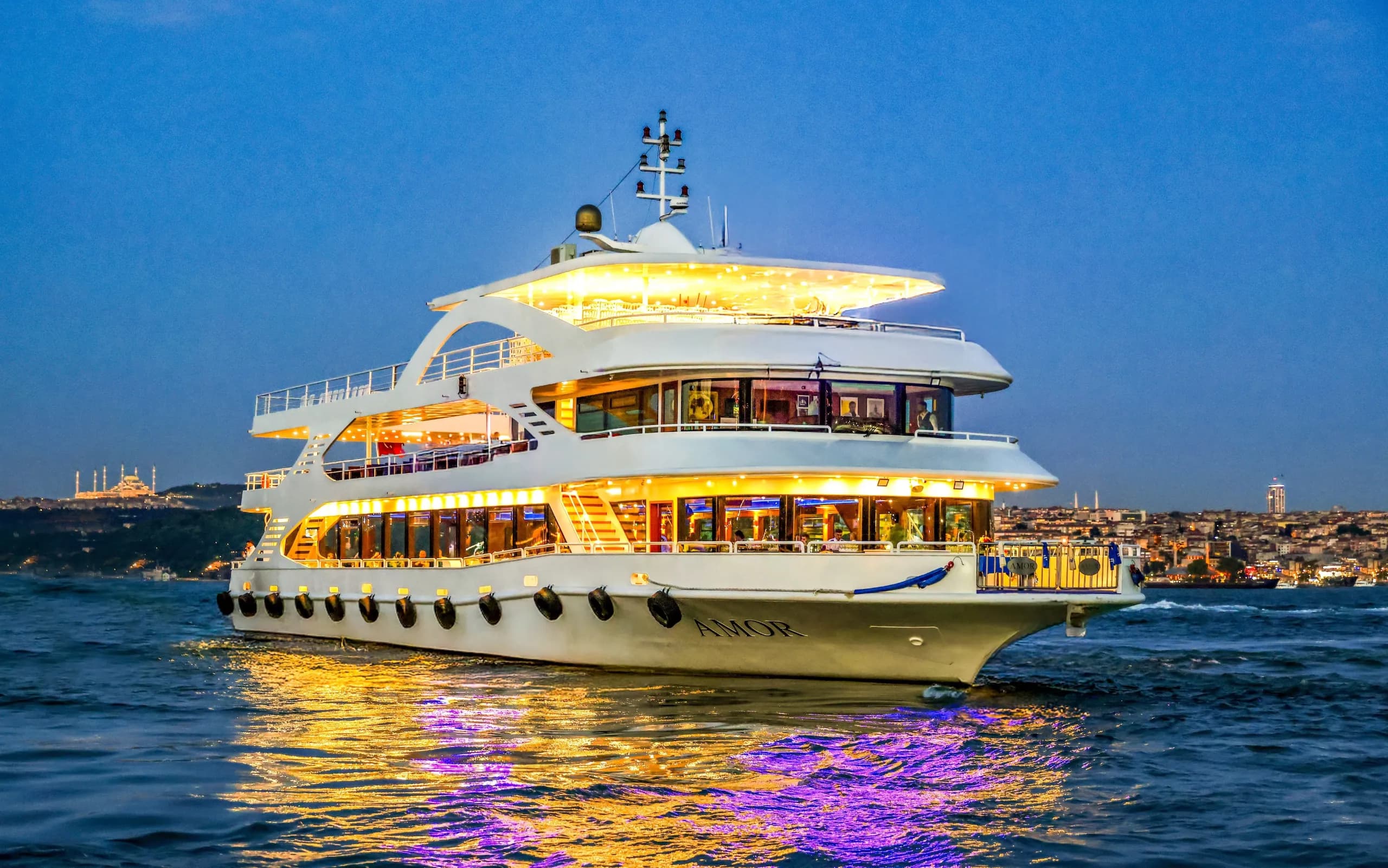 İSTANBUL BOĞAZI AKŞAM YEMEĞİ & TÜRK GECESİ ŞOV